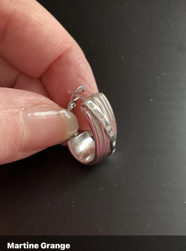Une boucle d’oreille en argent sur le sillon St Malo