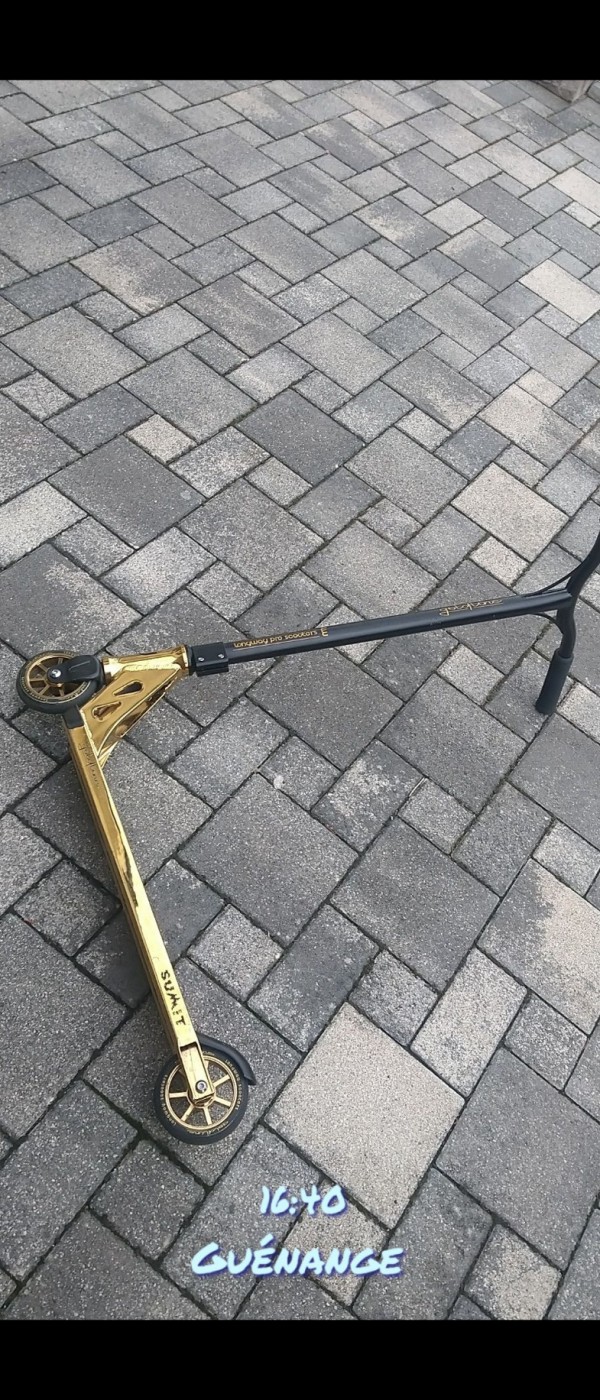 Trottinette freestyle noire et or SUMIT