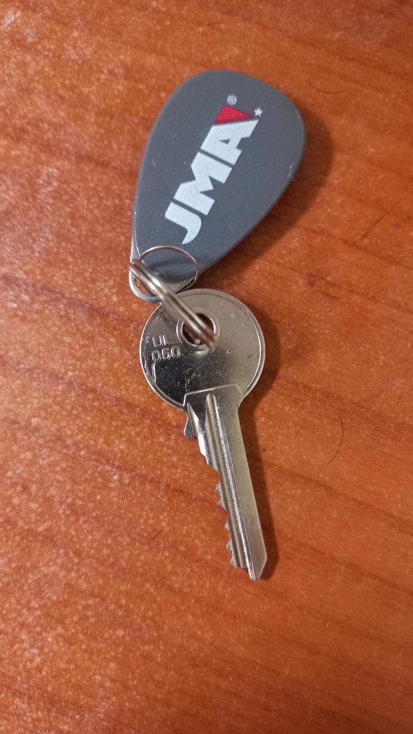 Clé avec badge gris JMA