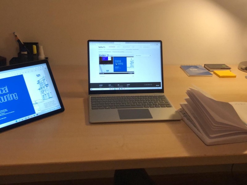 Laptop surface Go et tablette surface Microsoft + sac à dos et 2 livres d’économies allemand
