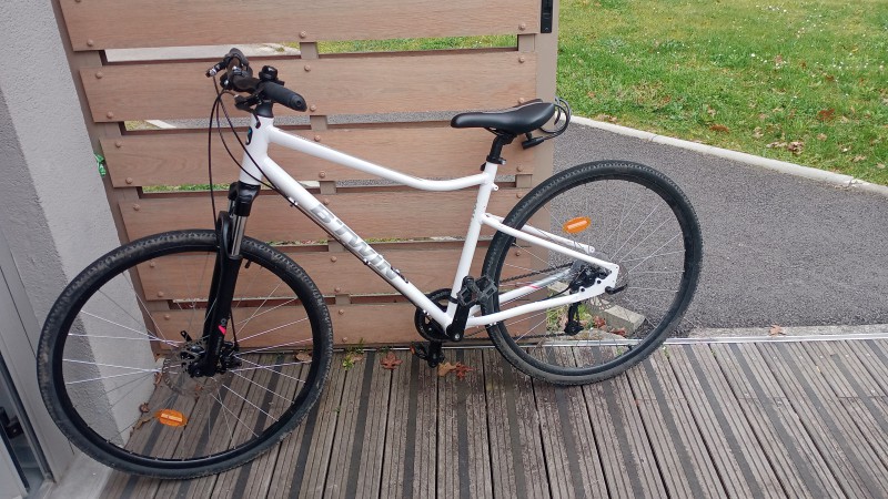 Velo reverside 500 blanc, vole a Pau.
