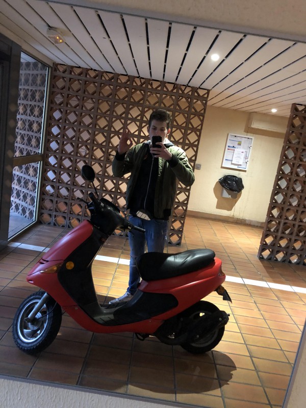 Clé de scooter (fait main avec de la résine orange et un petit câble en métal)