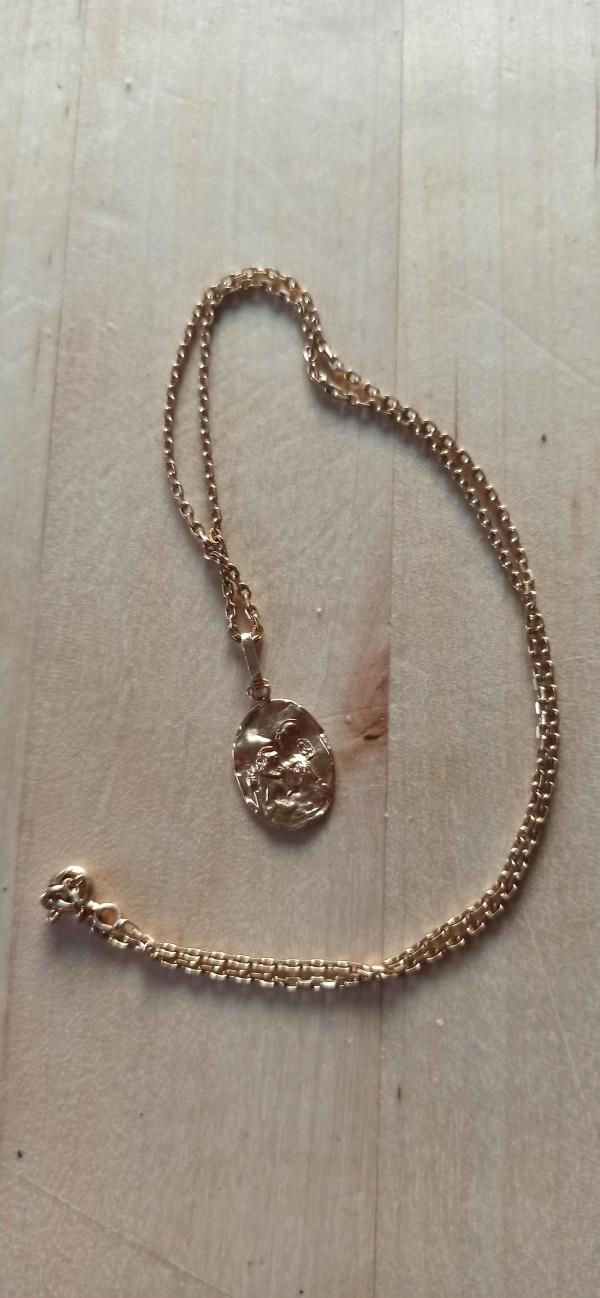 chaine en or taille enfant et médaille machouillée