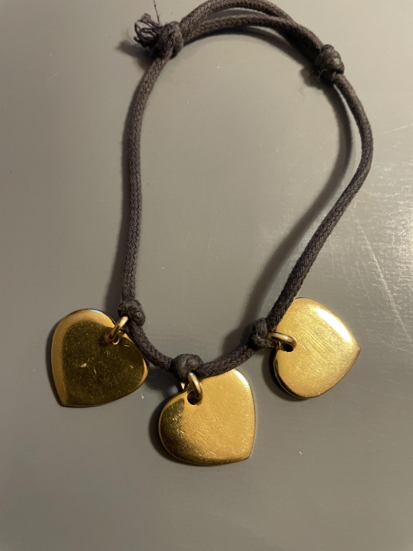 Bracelet trouvé avec 3 cœurs