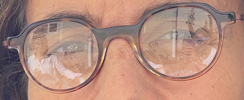 Paire de lunettes de vue dans son étui noir entre la rue de l’hôpital et la rue sainte Anne