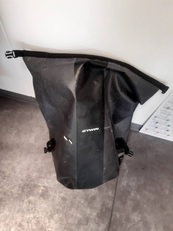 Perdu une sacoche velo BTWIN grise 20L avec appareil photos et lunette et pantalon