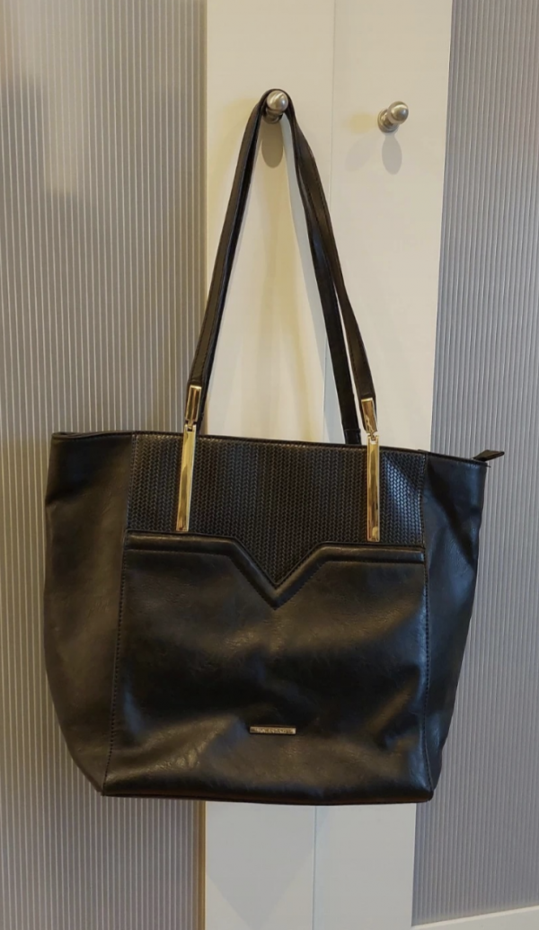 Sac a main noir marque Valentino, rue de la barbacane