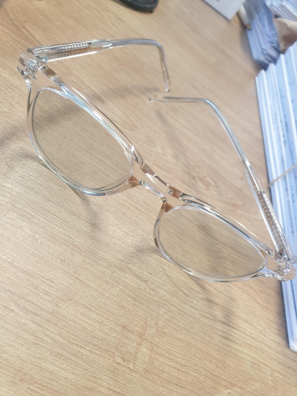 Trouvé lunettes Charlie Temple sur les marches de la grande arche à la Défense