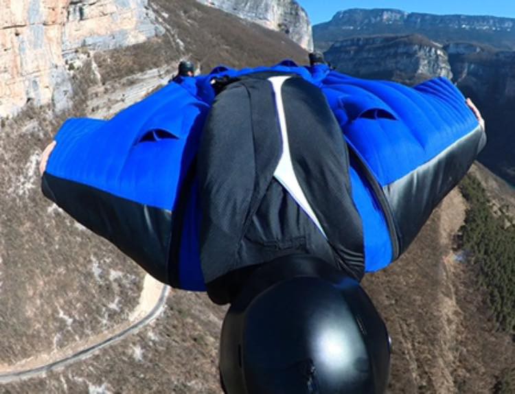 Matériel de Basejump : Parachute + wingsuit
