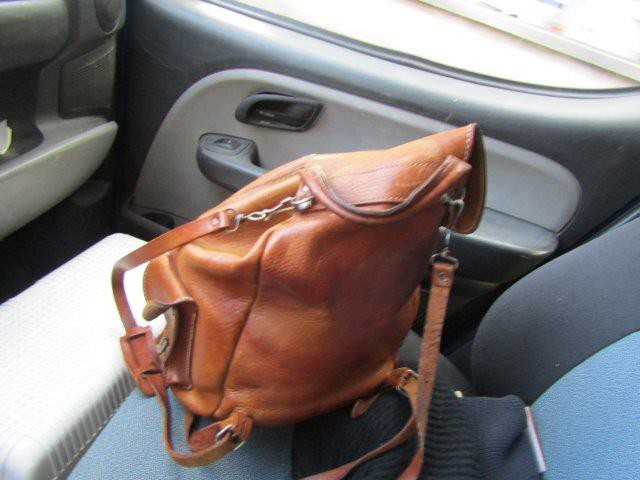 Petit sac à dos cuir fauve dans Chartres ce matin 15 mai