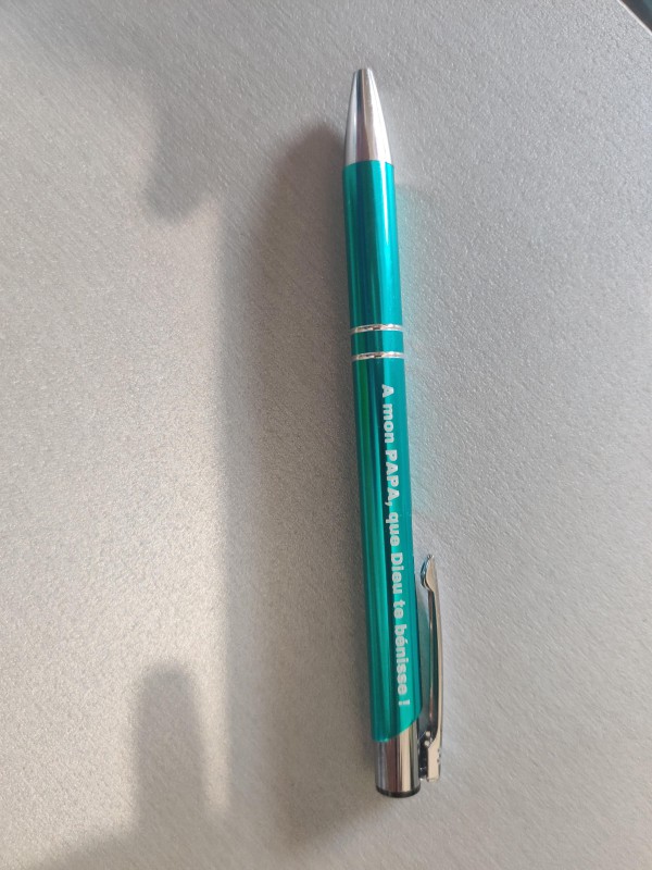 Stylo couleur bleu brillant