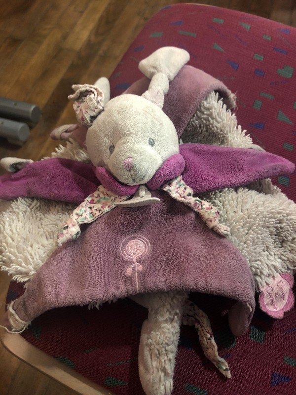 Doudou lapin gris violet de Leonie