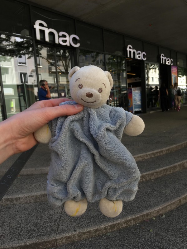 Doudou ours corps carré bleu devant la Fnac à Chambéry 73000