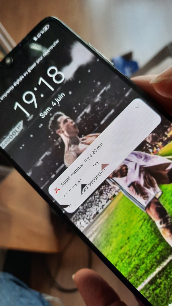 Téléphone Huawei trouvé au Mans promenade Newton devant l'île aux sports