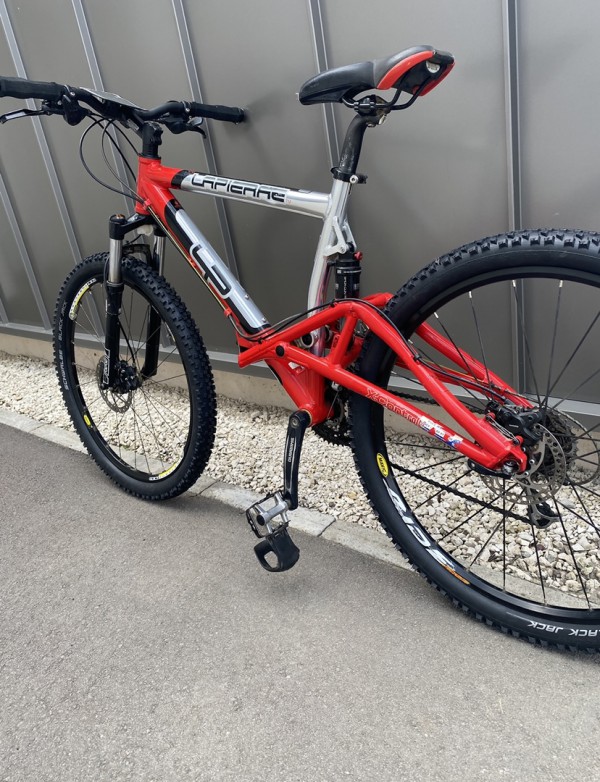 Vélo Lapierre rouge et noir