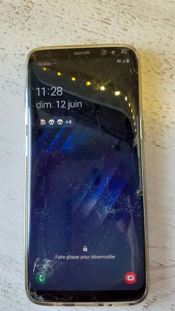 portable Samsung trouvé sur le parking derrière l'enseigne "CASA" Villeneuve Loubet sous mon véhicule