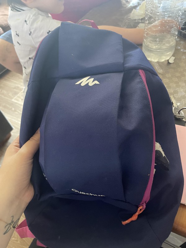 Trouver sac d’enfant à l’arrêt de bus c4