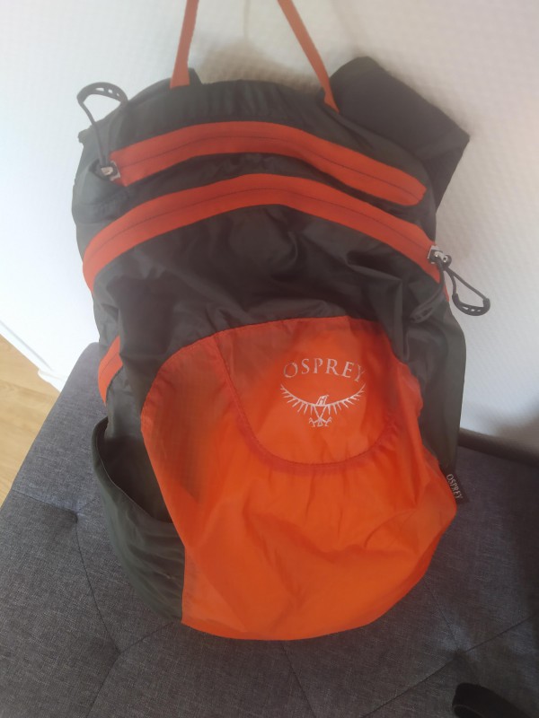 Sac à dos orange avec lunettes de soleil de vue, circuit 24h du mans