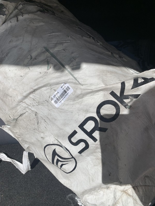 Sac blanc SROKA voile bleu à l’intérieur trouvé rond point du prado
