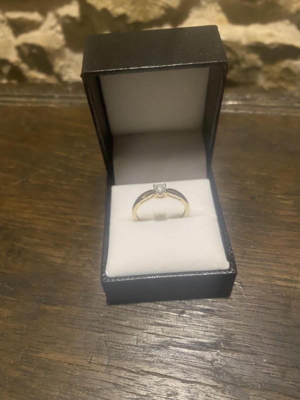 Bague Julien D’Orcel en or avec un diamant dans la ville de Avon entre l’école primaire et les Fougères
