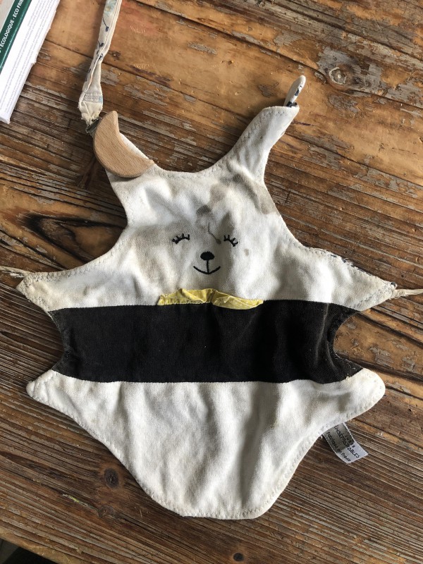 Doudou plat noir et blanc avec tétine