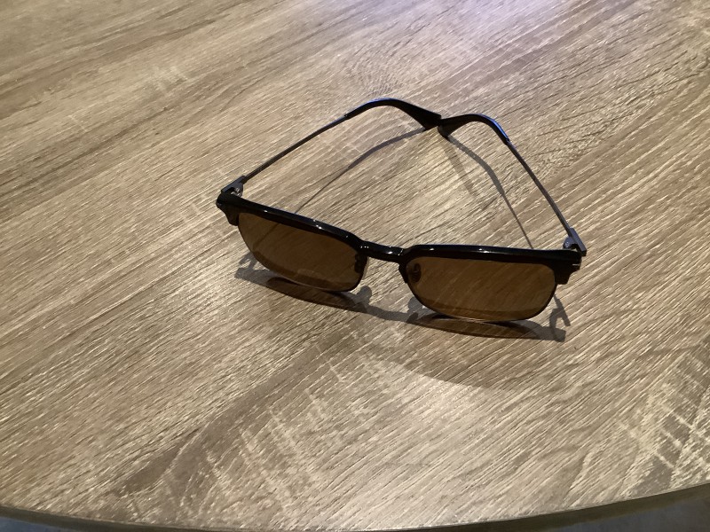 Paire de lunettes homme de soleil marque POLICE noires parking Castorama BRON