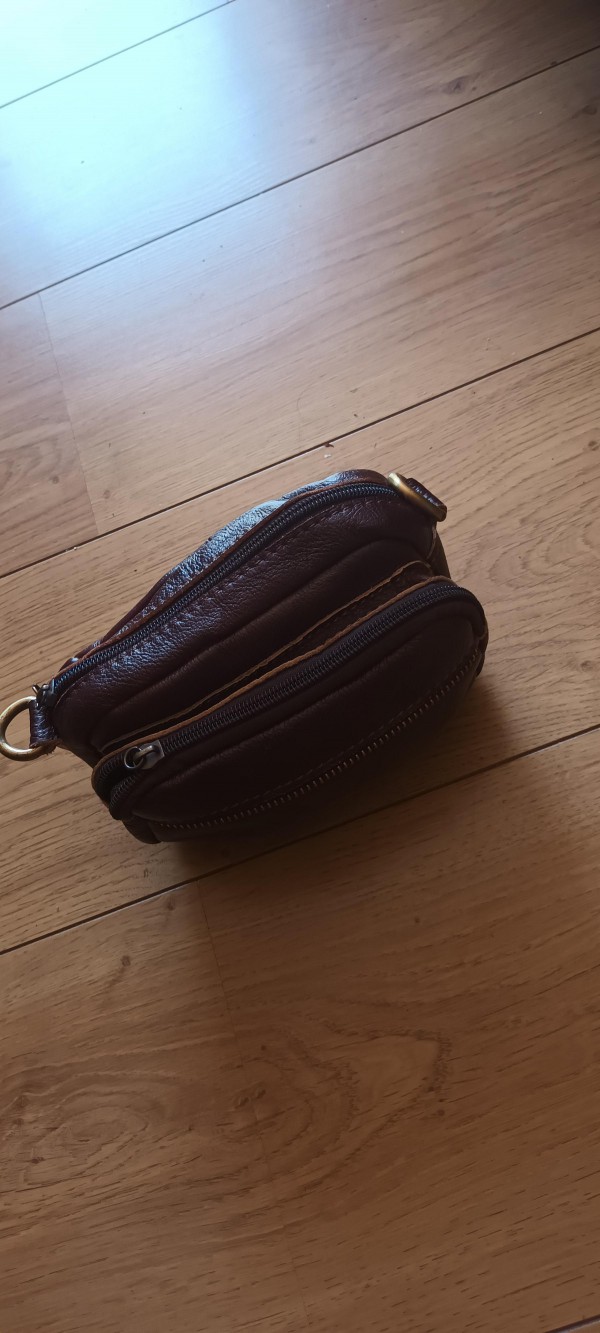 Perdu pochette en cuir marron foncé contenant batterie externe et fils de chargeurs