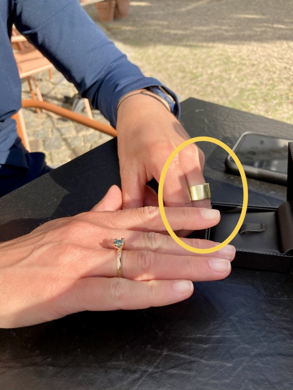 Une bague d’or, a la plage / dans le mer de montalivet