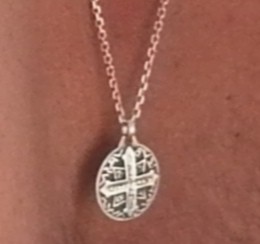 Medaille pendentif en argent massif avec croix et tête de St Benoît recto verso. Perdu parking des sternes à berck ou sur la petite plage côté phoques.