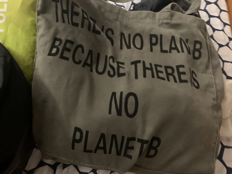 Sac kaki avec lunettes de vue solaire et des gourdes en metal