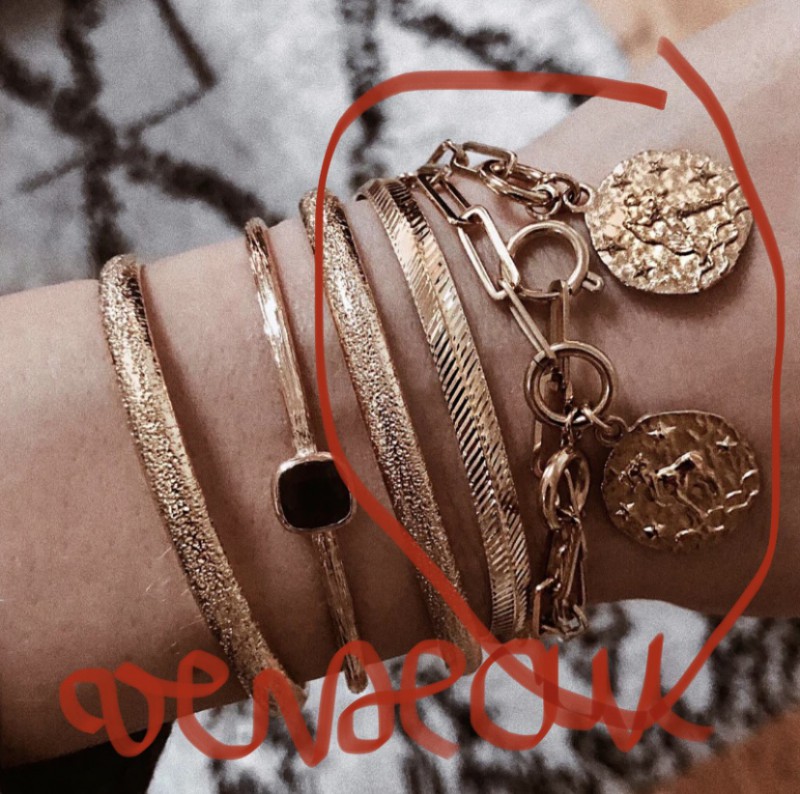 Bracelet en acier inoxydable doré avec médaillon signe astro à la plage de la Source