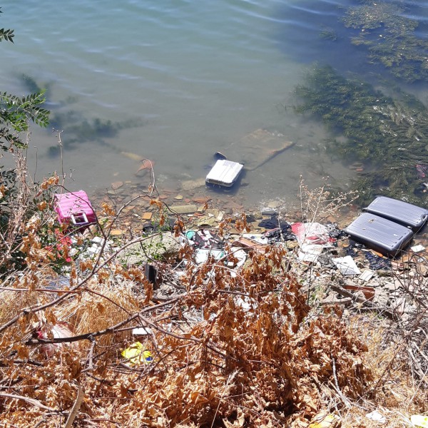 Trouvé 4 valises avec habits dans le Rhône à Arles