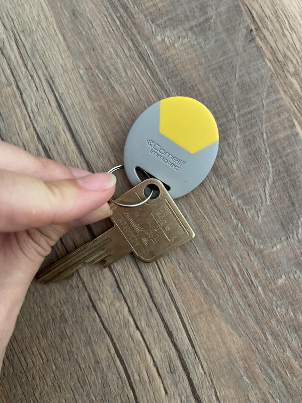 Clé avec un badge