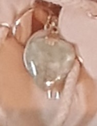 Chaîne avec pendentif en coeur en pierre verte + croix religieuse+ alliance
