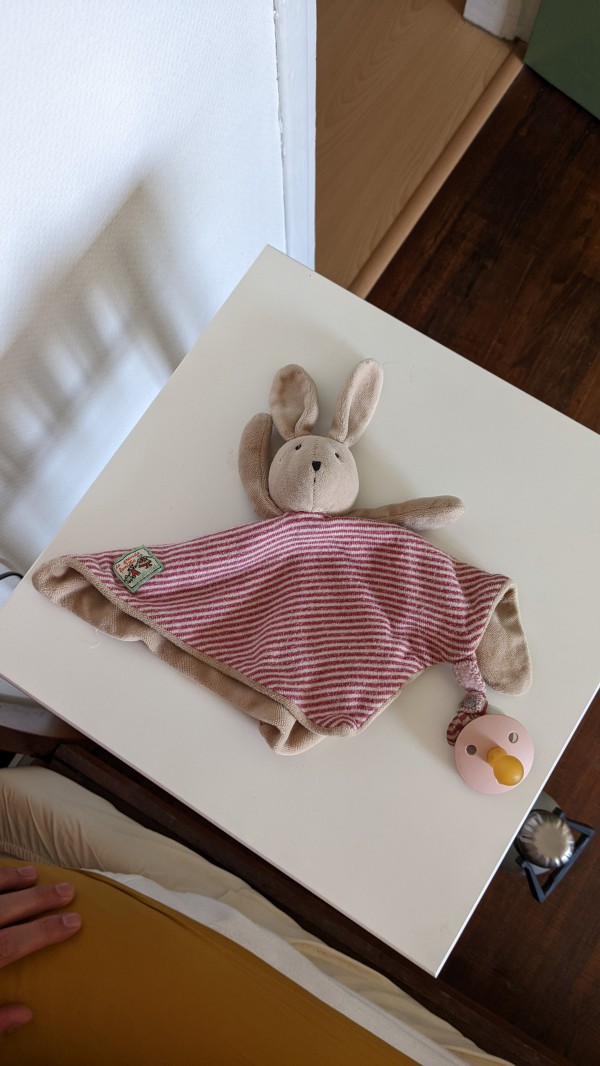 Doudou beige, blanc et rouge