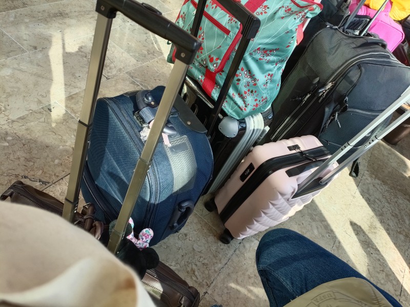 J ai perdu une valise bleu marine avec une poche avant qui a des brousse a dents dentifrice et au poignet un ruban rose il ya tout mes vêtements d été