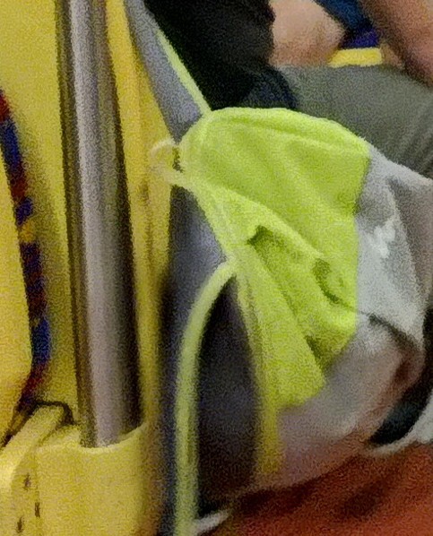 Sac à dos Decathlon gris métro entre Mermoz et Bellefontaine