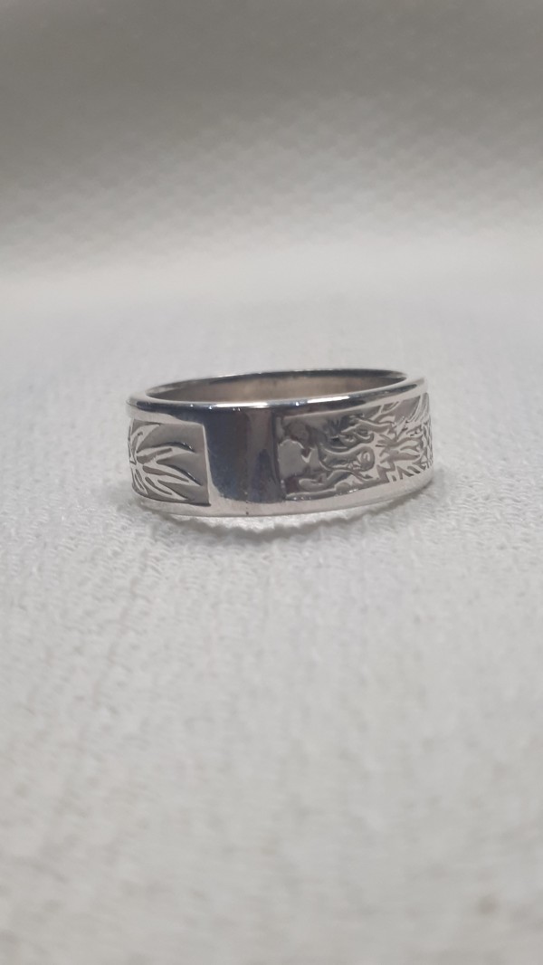Bague en argent avec dragon imprimé