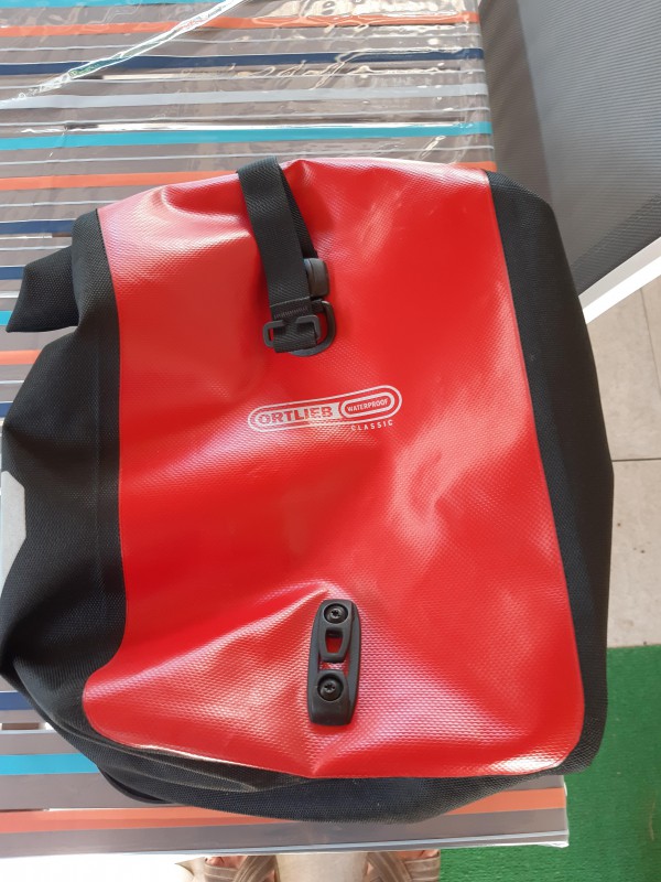 Perdu sacoche vélo rouge et noire Avenue de la libération à Poitiers
