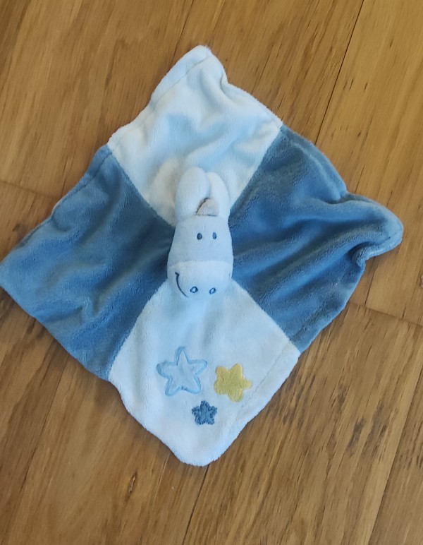 Doudou tête d'ane en tissu bleu et blanc hôtel ibis budget