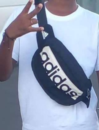 Perdu une sacoche avec le passaporte de mon fils à Antibes devant le chambre funéraire de Antibes