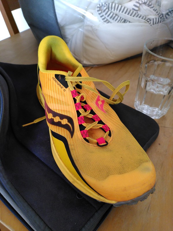 Une basquette jaune saucony