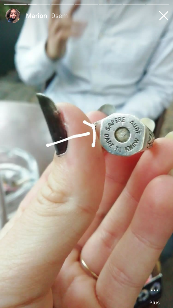 BAGUE GRISE AVEC ÉCRIT "DARE TO KNOW"