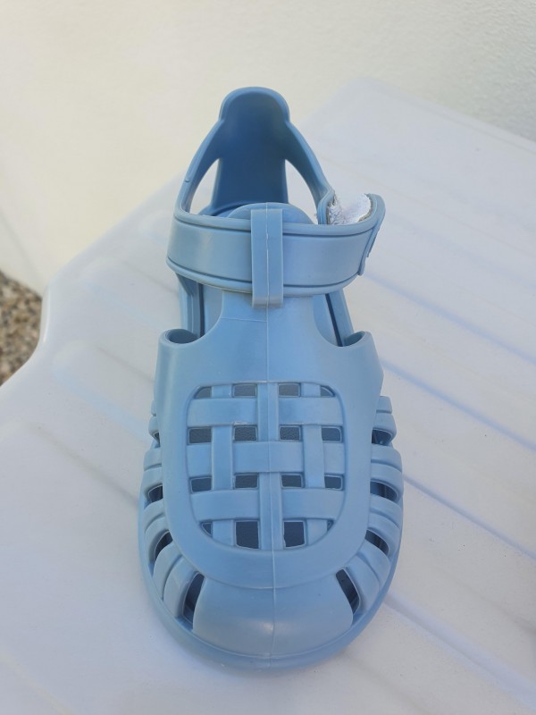 D une chaussure de plage taille 22 couleur bleu ciel