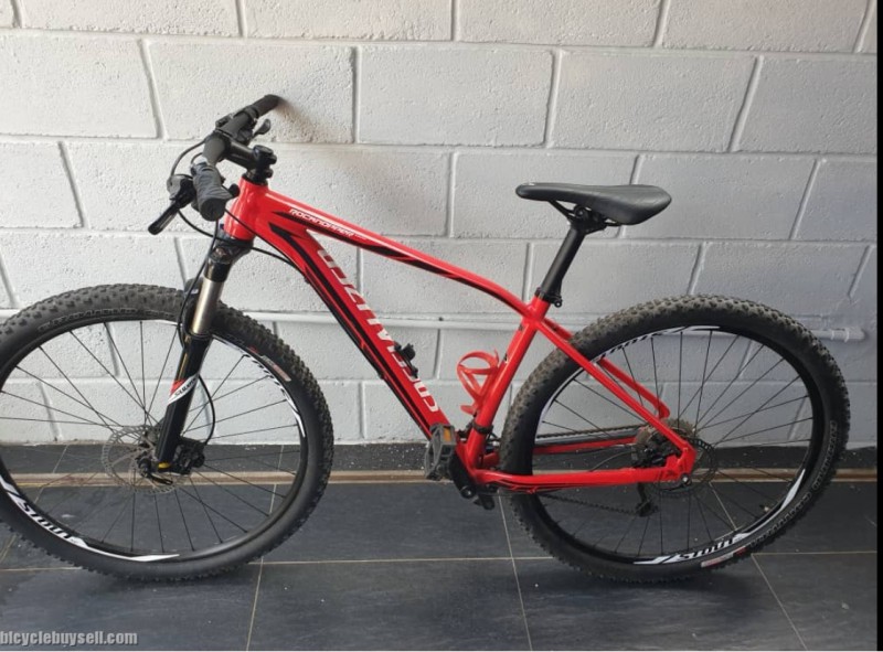 VTT Rouge et noir Marque Specialized modèle Rockhopper