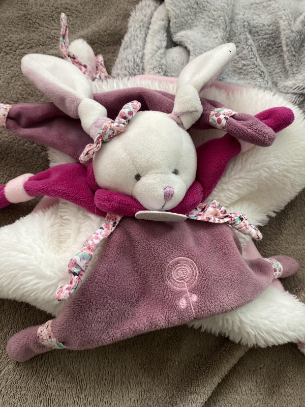 Doudou lapin blanc et rose brodé Anna