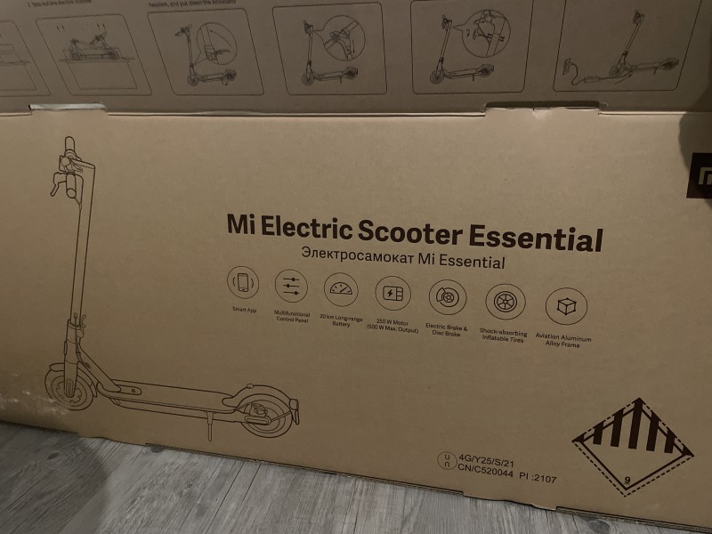 Trottinette électrique Xiaomi à Clermont-ferrand devant la piscine de Coubertin