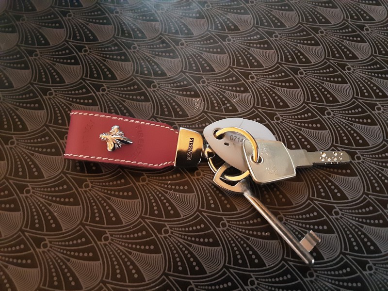Clé avec badge porte clé rose foncé