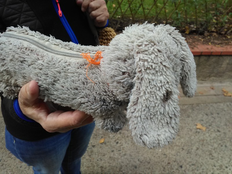 Une trousse d'écolier en forme de chien-doudou.