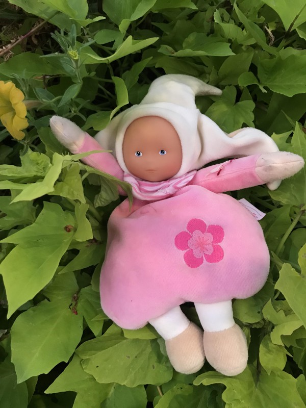 Doudou poupée trouvé devant la boucherie normande